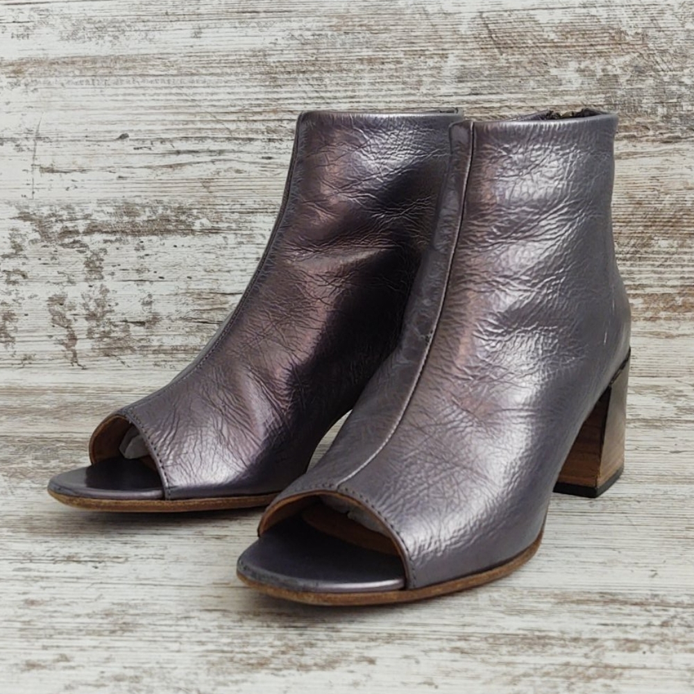 ⚃Alberto Fermani  Pewter Peep Toe Bootie